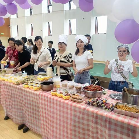 “今天是个忙碌的知食分子。” 记长郡开福中学C2309班美食节活动