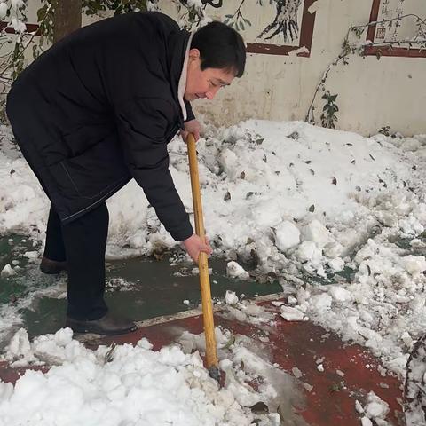 皑皑白雪惹人醉 教师齐扫暖心间———上乐村镇后天平完全小学扫雪纪实