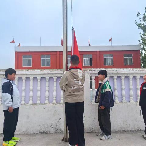 字里行间藏星河，阅读点亮少年梦。 ＿＿王庄小学升旗活动