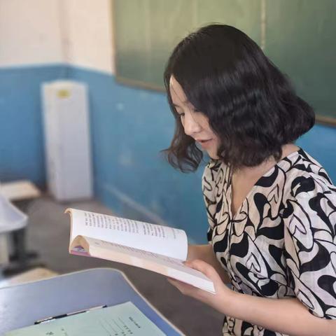 【躬耕教坛 初心如磐】 丹心一片育桃李 ﻿ ﻿躬耕教坛守初心