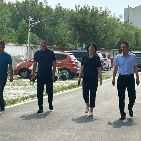 石家村党支部在七一来临之际走访村里的困难党员，带来了党的关怀。