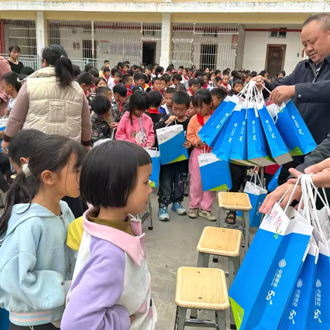 砚山县阿猛镇千庄小学“情暖童心，衣路同行” ——爱心捐赠活动