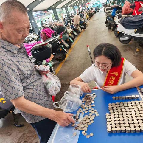 金融便民进菜场 ——渤海银行盐城分行为万户新村居民送上“及时雨”