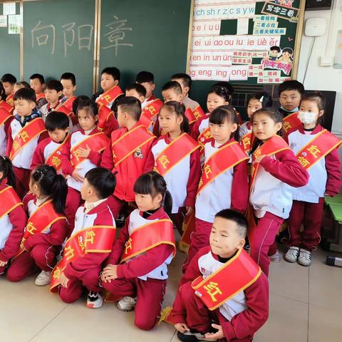 鲜艳领巾，章章系上——记2023级1班“红领巾奖章”期末颁章活动