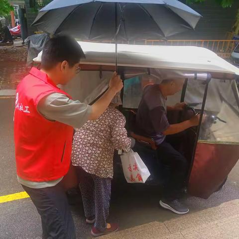 爱心筑桥，雨中温暖传递——北园街道社工站守护老人就餐安全