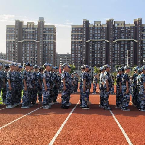 不畏炎日 青春正当时