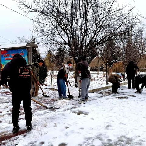 凝心聚力除积雪，暖心护航新学期——华亭市上关初中清扫积雪迎接新学期