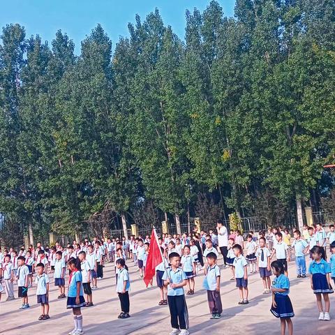 国旗下成长，秋风中启航——圣水峪镇庠厂小学第一周升旗仪式