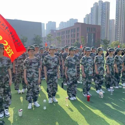 2322班——以军训之名，赴青春之约；军训军训，最闪亮的青春！军训第二天