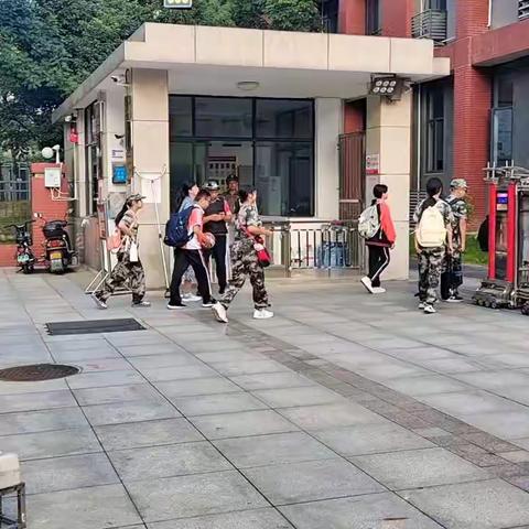 2318班赴青春之约；军训军训，最闪亮的青春！18...18意气风发，勇于拼搏，勇气最佳!