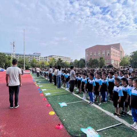 “你好，一年级”长沙市实验小学梅溪湖学校2302班开学第一天。