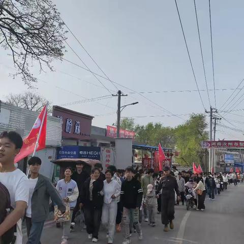 亲近自然·挑战自我·凝聚团队——临汝镇三中远足爬山活动