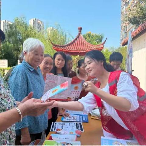 科普进广场 惠民暖人心——信州区老科协东市街道分会开展全国科普月宣传活动