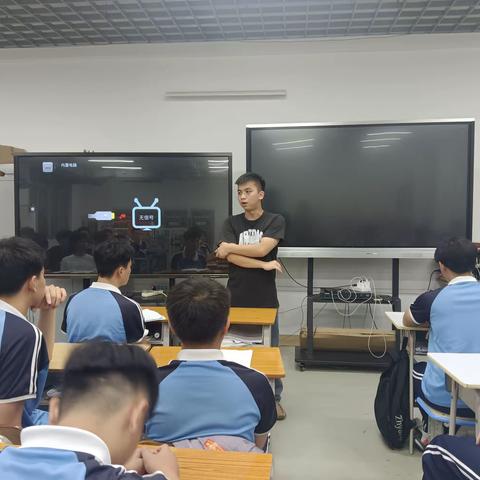 22机器人3+2班开展主题班会“建立侵害未成年人强制报告”。