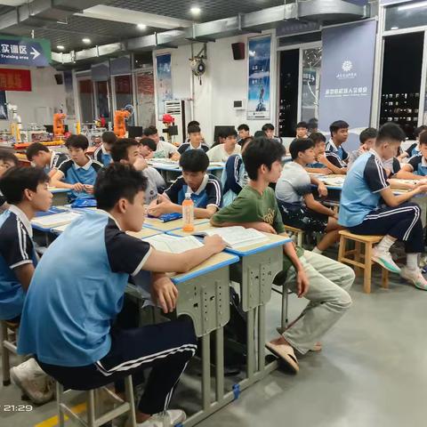 22机器人3+2《安全教育》主题班会