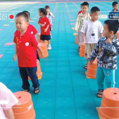 苗苗三班第六周主题活动《多彩的服饰》课程回顾！以下是孩子本周在幼儿园的学习内容，一起来看看吧。