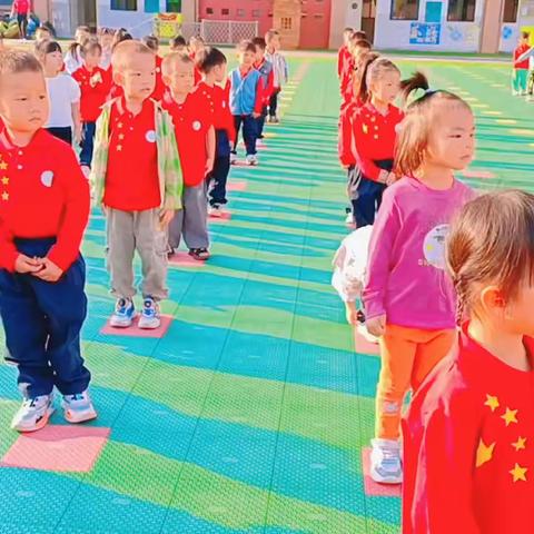 苗苗三班第九周主题活动《多彩的服饰》课程回顾！以下是孩子本周在幼儿园的学习内容，一起来看看吧。