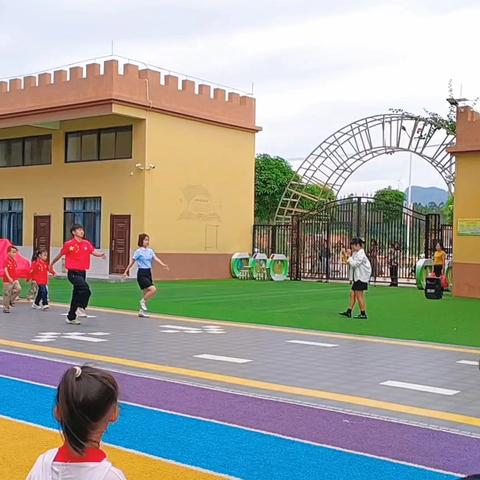 朵朵三班第五周主题活动《欢欢喜喜庆国庆》课程回顾！以下是孩子本周在幼儿园的学习内容，一起来看看吧。