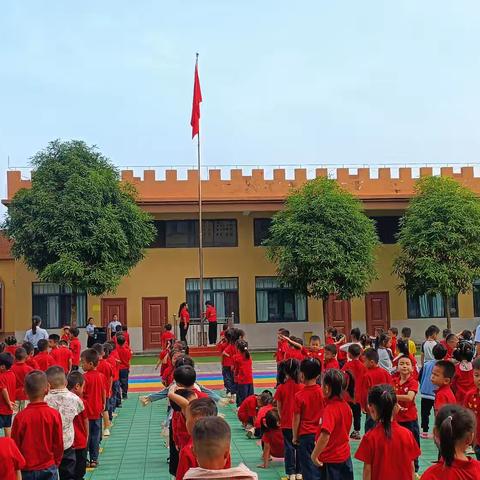 朵朵三班第八周主题活动《寒霜至，冬降临》课程回顾！以下是孩子本周在幼儿园的学习内容，一起来看看吧。