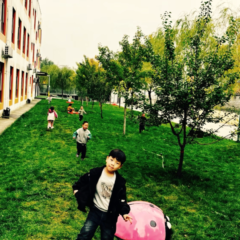 《在青草地上，把童年跑成风的形状》