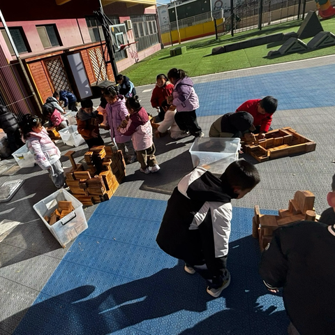 大五班自主游戏之碳化积木