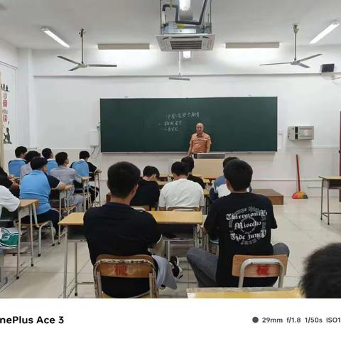 机械工程系21机修3+2班筑牢安全防线，守护平安校园主题班会