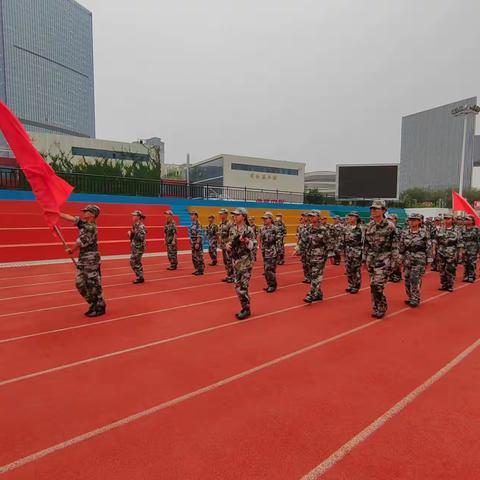 高新中学七年级行为习惯养成教育活动第四天“戎装展英姿，学子扬军魂”