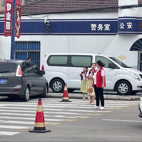 用心“护学” 为爱“站岗”