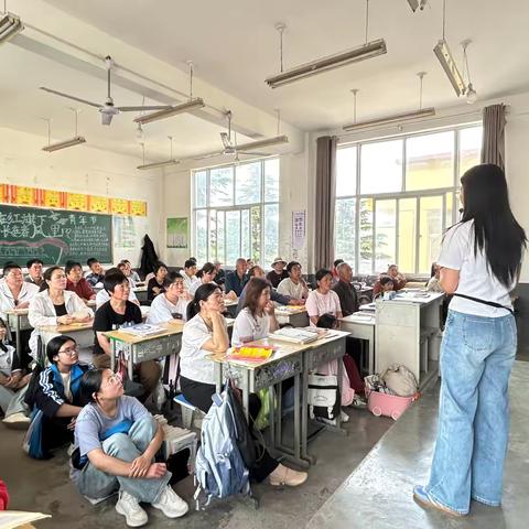 家校齐携手，扬梦筑未来——白杨镇第二初级中学召开新学期家长会