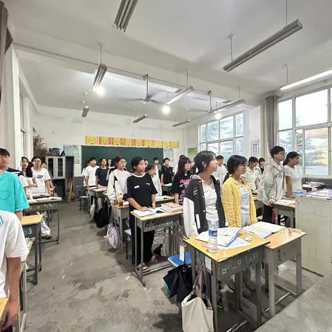 白杨镇第二初级中学组织全体师生观看抗战胜利80周年阅兵直播