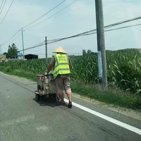 重新施划道路标线 文明出行更规范