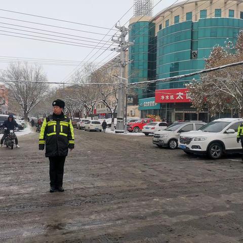 以雪为令，为民护航！新乐交警“浴雪”奋战保畅通