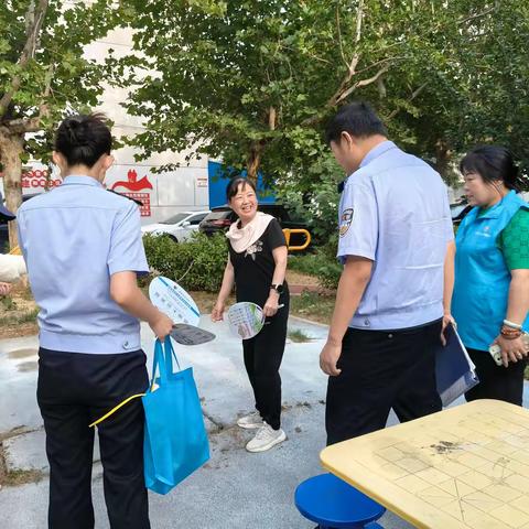 【河大社区】全民反诈共筑防线——反诈骗宣传活动 近期，河大社区开展了一系列反诈骗宣传活动，网格员走进不同场所，与居民面对面交流，普及防诈