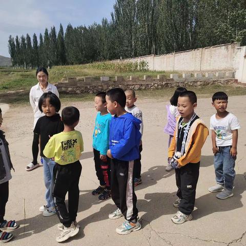 大美深九，融新奋进——一年级新生一周养成教育记实