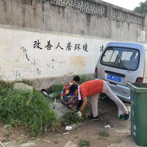 加强人居环境整治，建设美丽宜居家园 为贯彻落实人居环境卫生整治工作精神，加强人居环境卫生整治工作，提高群众卫生意识，对西街辖区内“脏乱差”、卫生死角、村玉米秸秆等问题全面整治。