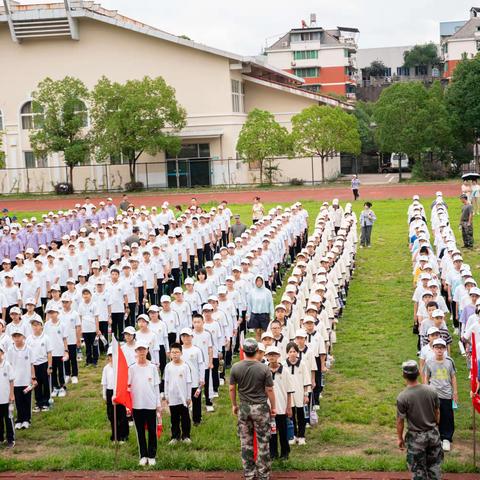 以军训之名，赴青春之约；军训军训，最闪亮的青春！七（六）班  张晓帆