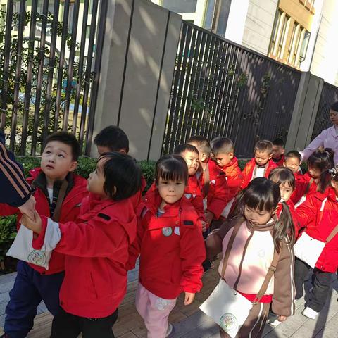 初冬好“拾”光，童心“趣”体验——肥东县实验幼儿园吾悅园开展小班社区活动