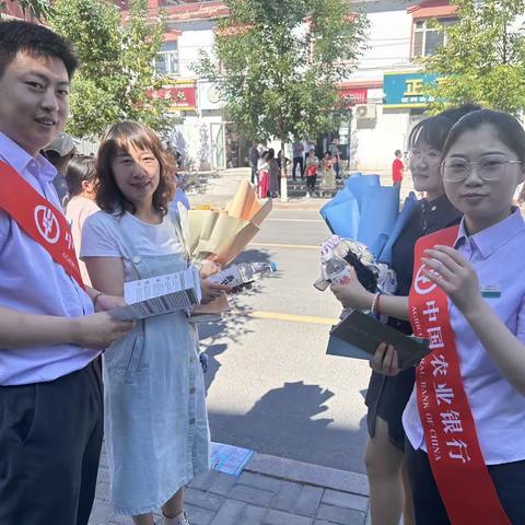 农行塔城市支行积极开展反假币及人民币现金支付权益宣传活动