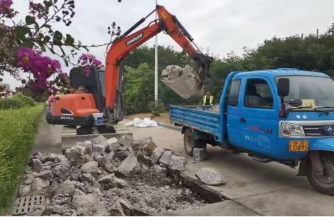 维护市政道路，建设美丽高陵。 为了给车辆和居民营造舒适的出行环境，加强对市政道路的巡查与维护，消除安全隐患，提升道路品质。