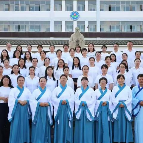 青蓝相续传薪火，师徒共长启新程——建水县崇正小学教育集团2025—2026学年“师徒结对”拜师仪式纪实