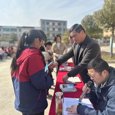 春暖花开 逐梦未来——马畈一中寒假自主学习评估表彰及安全教育大会