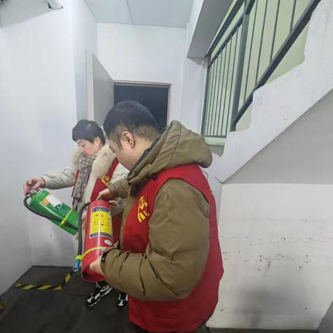 松园社区开展“沿街门店排查 筑牢安全防线”消防安全大排查活动