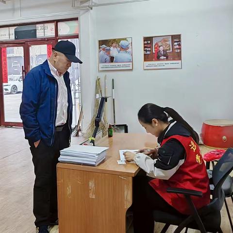 松园社区开展 “敬老助残传美德，公交惠民暖人心” 公交卡年审工作