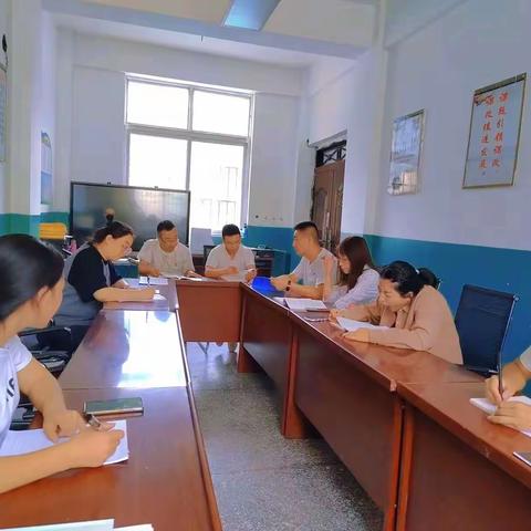 曲告纳镇中心小学“三抓三促”行动进行时 ——数学教研组集中学习新课程标准