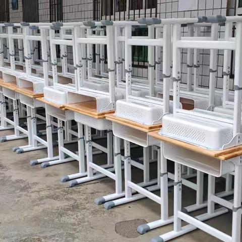 爱心课桌椅温暖贵州乡村校园