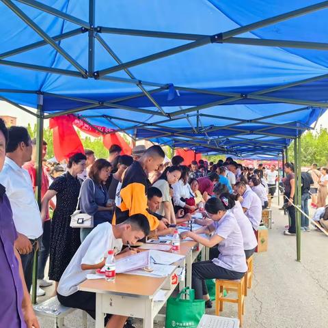 温宿支行开展金融服务进校园，助力金秋开学季活动