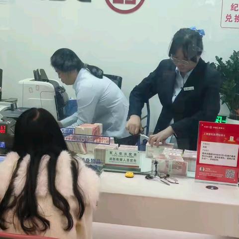 莆田荔城支行午休时间清点百万涉案款，助力外地公安破案