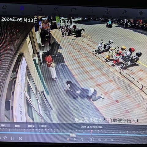 我行员工勇担责任，积极救助意外摔伤行人