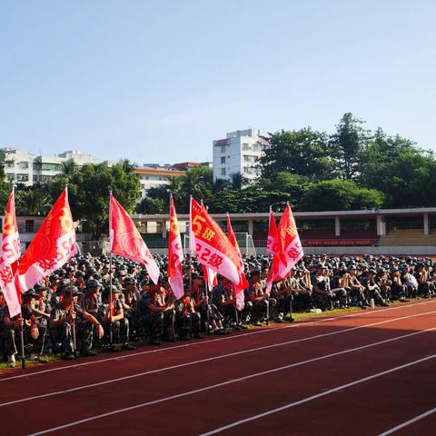 海南中学初二（5）班 以军训之名 赴青春之约 用激情汗水 展先锋少年