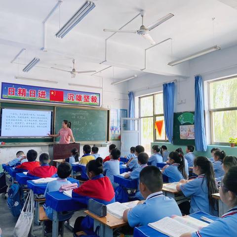 名师引领共交流   听课评课促成长——经开区青介中学开展观摩课活动